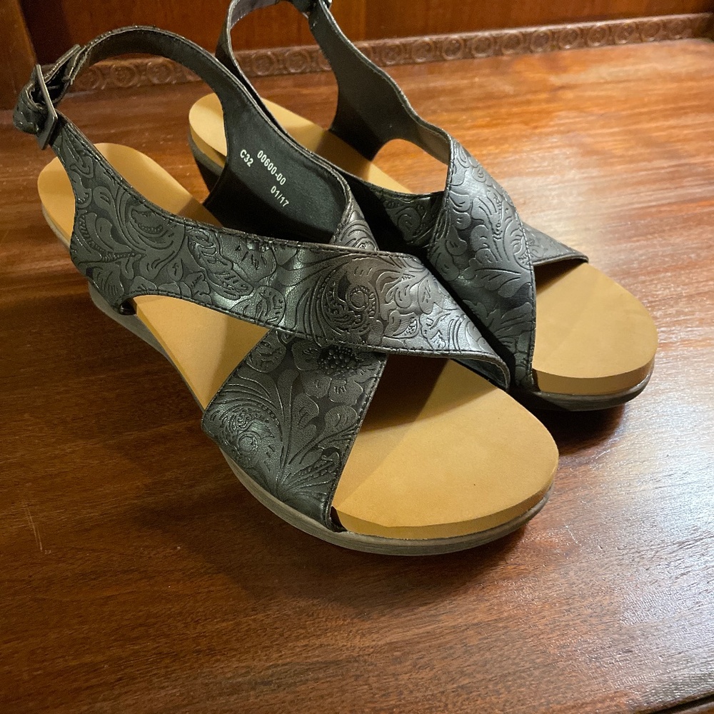 Bear paw woman’s wedges
